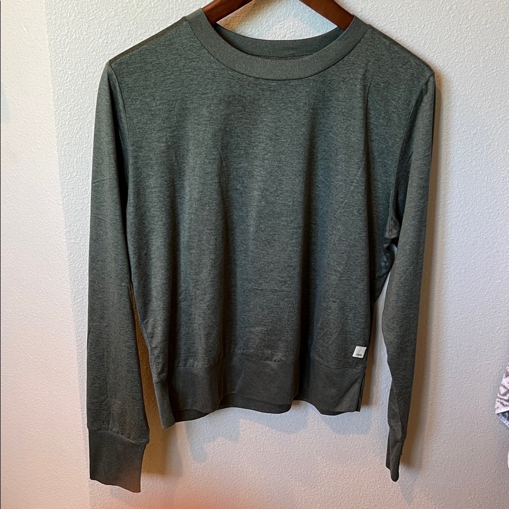 Vuori Women's Day Dream Crew Top in Heathered Green